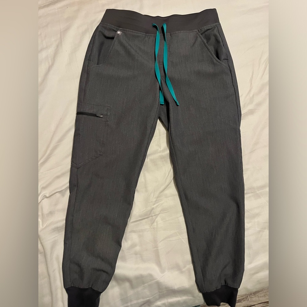 FIGS Women’s  Graphite Zamora- Petite Jogger Scrub Pants